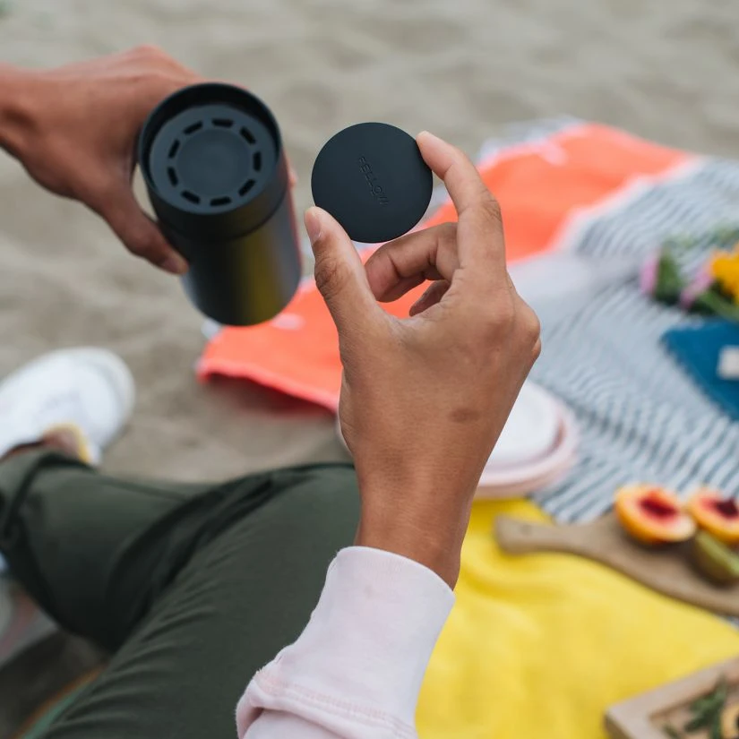 Fellow Carter Move Mug With 360° Sip Lid 473 Ml, Matte Black 6 Fellow Carter Move Mug With 360° Sip Lid 473 Ml, Matte Black - Image 4